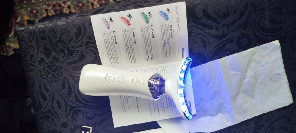 Уред за шия за терапия против отпуснатост и бръчки .