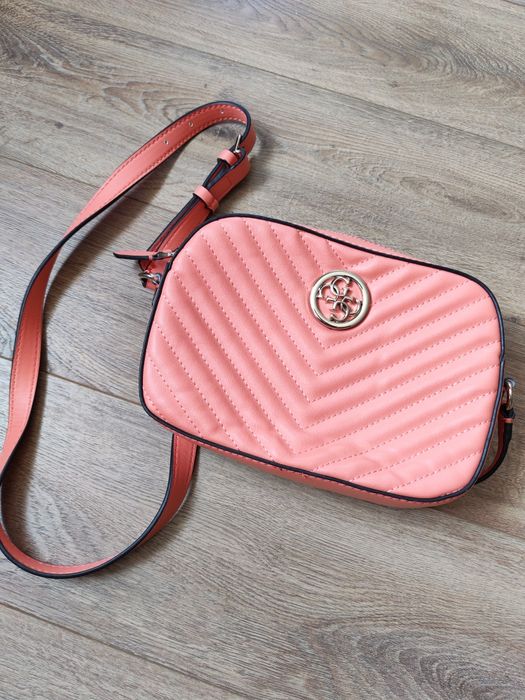 Geantă Guess crossbody roz/corai matlasată