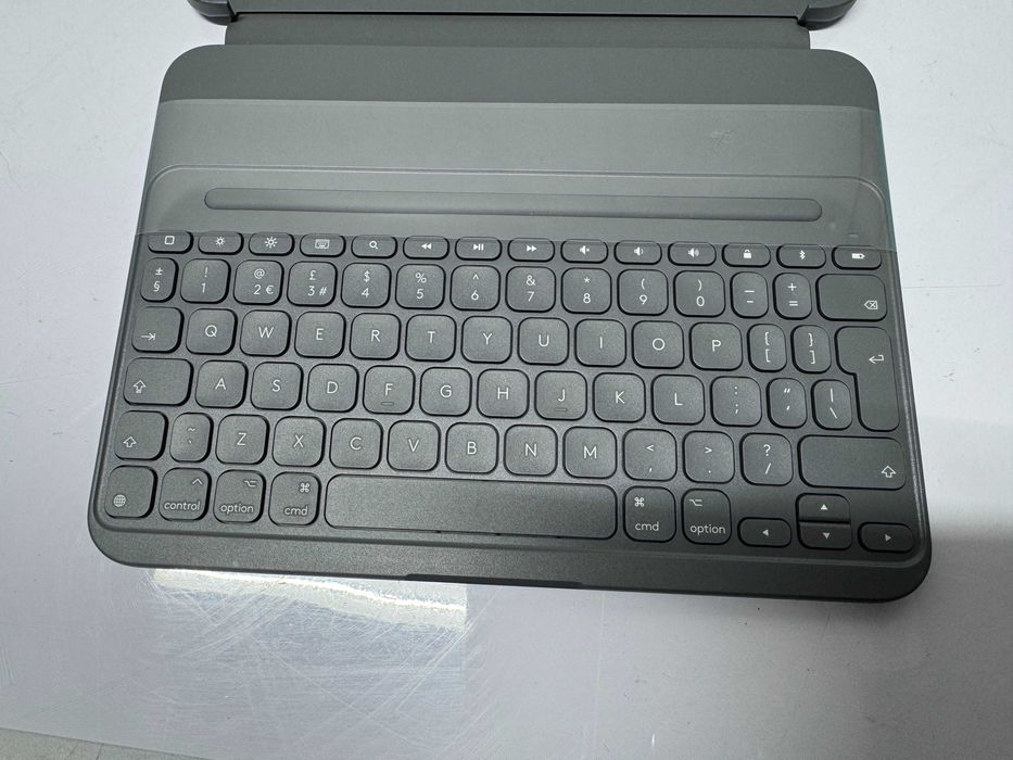 Клавиатура - Logitech Slim Folio for iPad 10th Gen