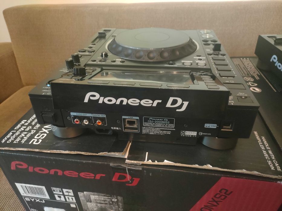 2 cd playere Pioneer cdj 2000 Nexus 2 impecabile in cutii cdj 3000