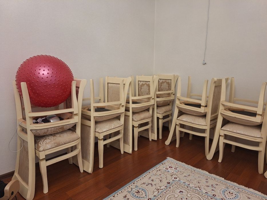 Стулья сатамын, көшемін сол үшін сатып жатырмыз