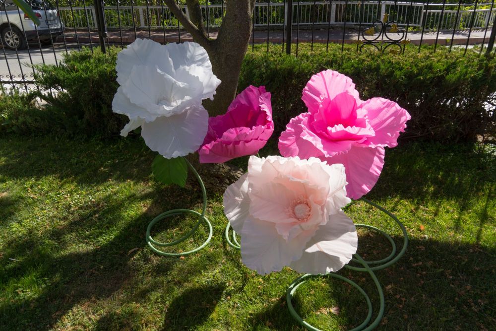 Големи хартиени цветя на стойка, украса за събития, фотосесии, витрини