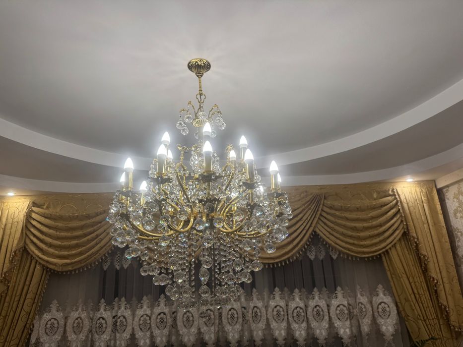 Lustre  diferite dimensiuni 10 bucăți + 6 aplicate pe perete