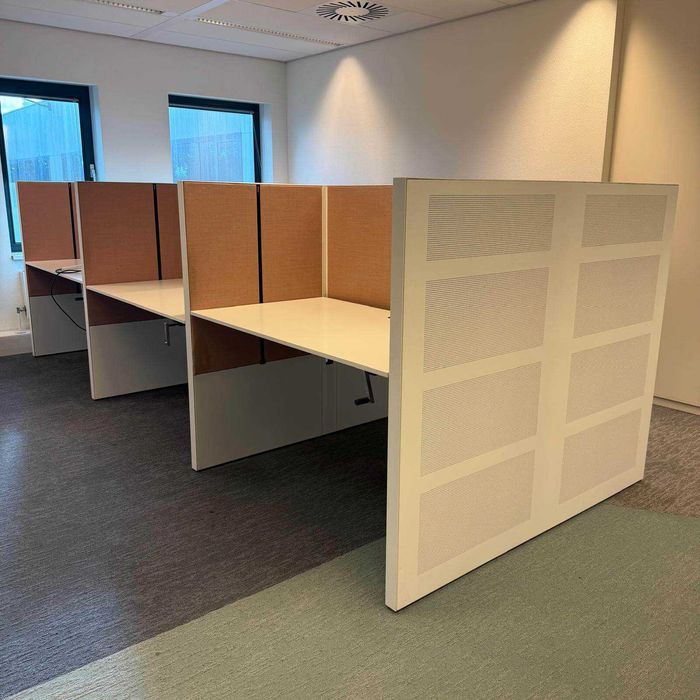Birou cu panouri despărțitoare, reglaj înălțime, izolare fonică
