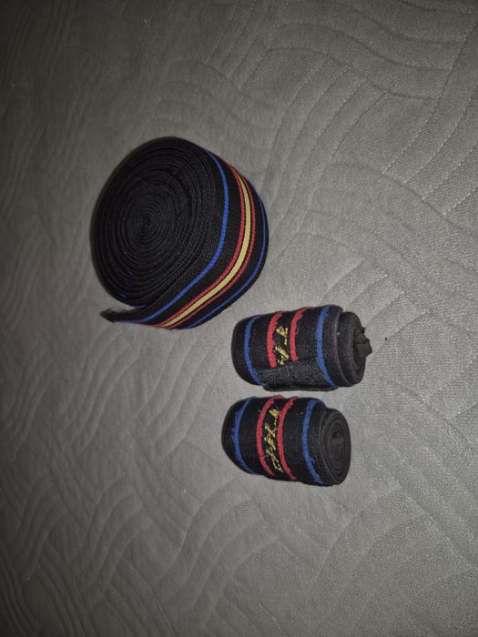 Борцовка, пояс , бинты коленные и кистевые.