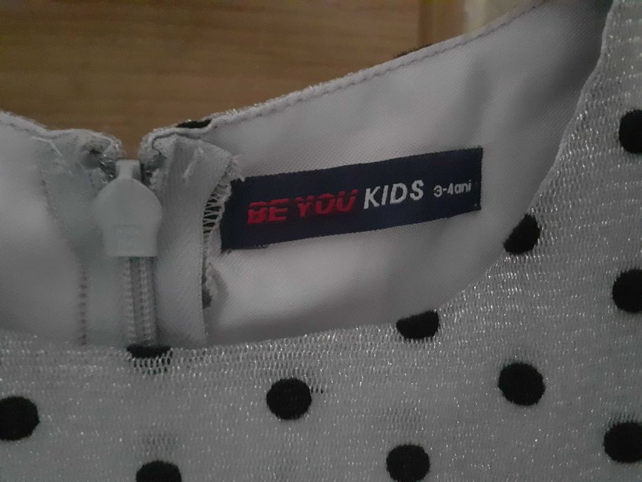 Vand rochii elegante fetite, stare impecabila, 40 lei