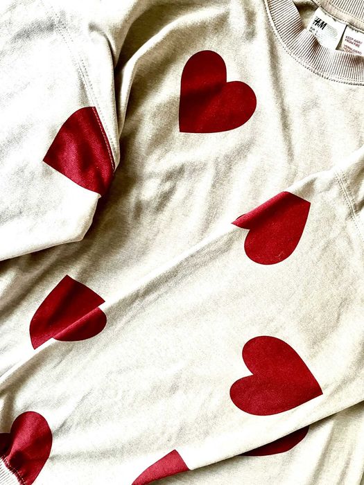 Bluza trening bej cu inimi rosii H&M