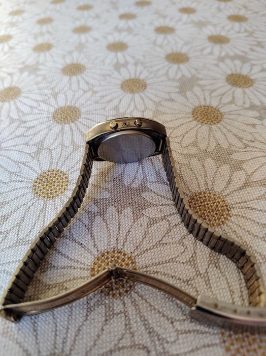 Продавам три часовника