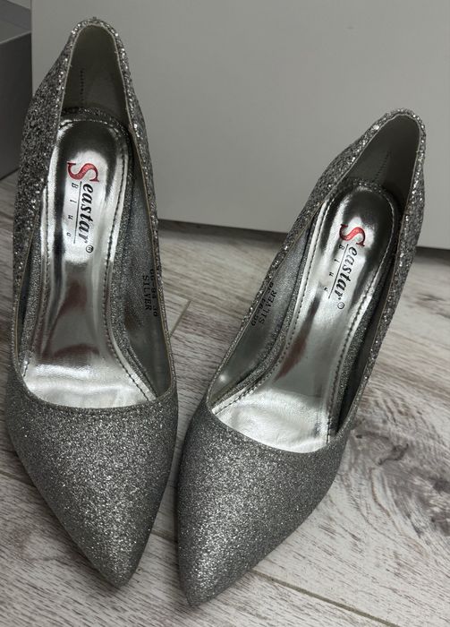 Елегантни сребърни високи обувки.