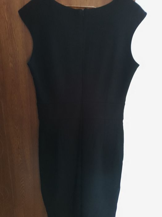 Rochie deosebită pentru ocazii business/casual, de culoare neagră.
Se