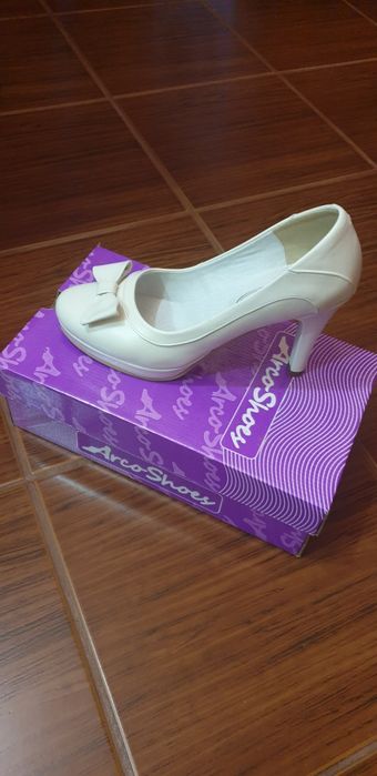 Vând 2 perechi pantofi din piele naturala