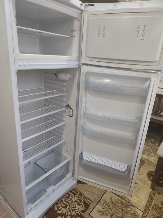 Холодильник  Indesit