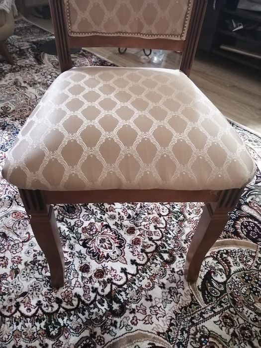 Срочно продам стол и стулья