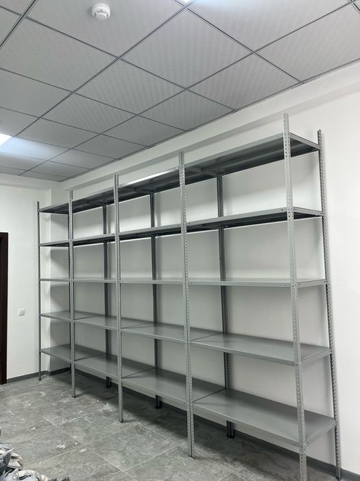 Стеллаж,  шкаф, верстак.