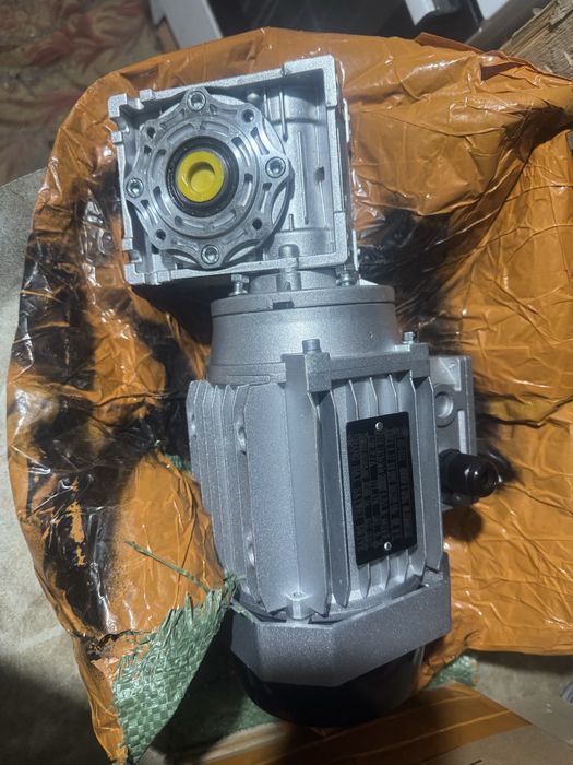 Электродвигатель с червячным редуктором