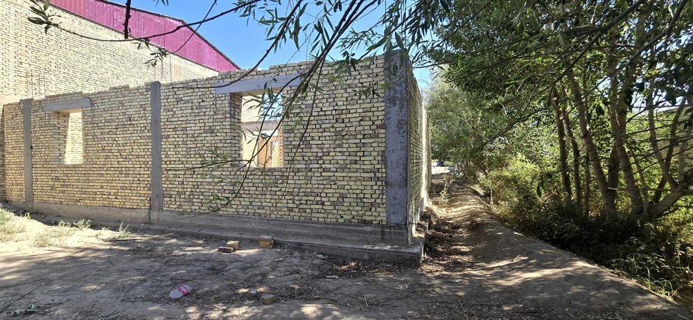 Зудлик билан нотурар бино сотилади яхши места йулни буйи уголовой жой