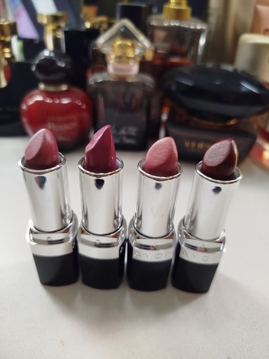 Четири броя нови червила на Avon