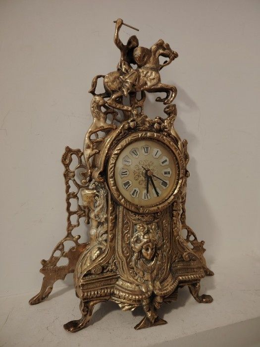 Superba garnitura de semineu din bronz masiv Baroc ,piese cu o lucrătură de o foarte mare finețe ,mecanism ceas Quartz funcțional,h 44 cm h ceas