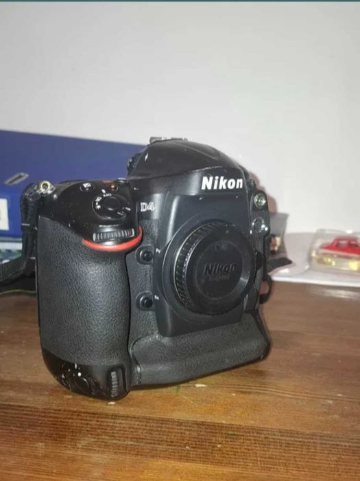 Nikon D4 plus accesori si card