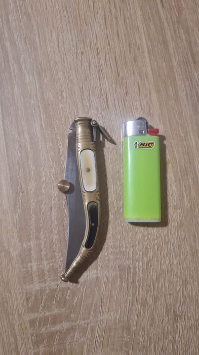 Briceag cutit cu mâner în sidef de scoica