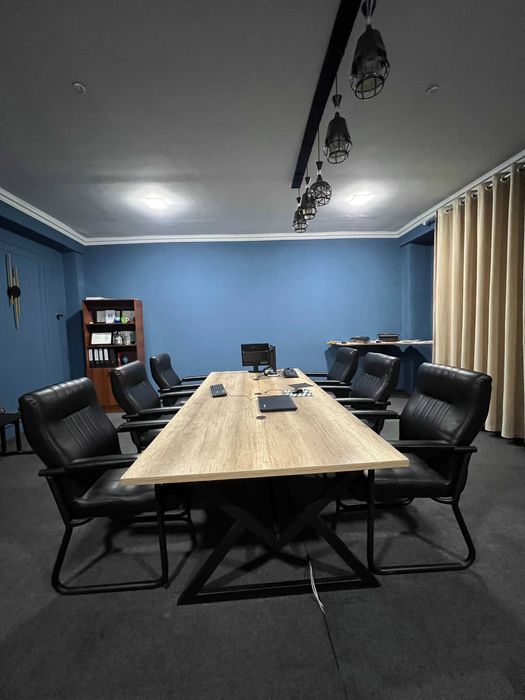 Ofis uchun sifatli stol va 6 ta qulay charm kreslolar sotiladi!