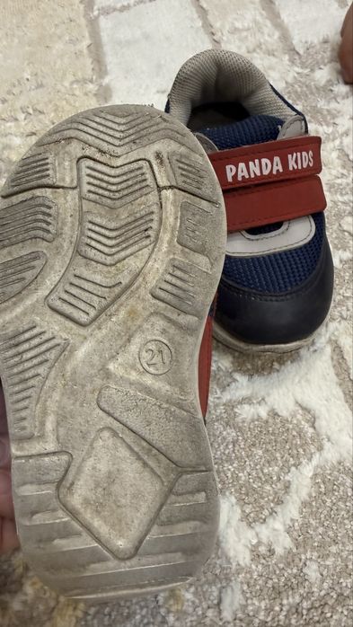 Отдам бесплатно кроссовки