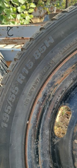 Гуми 195 55 15 Kumho ДОТ 24  с железни джанти.