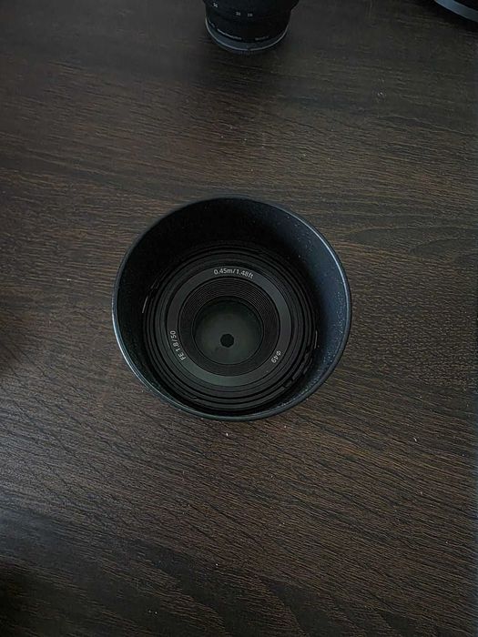 Vând obiectiv Sony 50mm f/1.8, montură Sony E, în stare foarte bună.