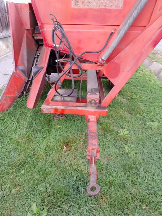 Vând  culegător  porumb