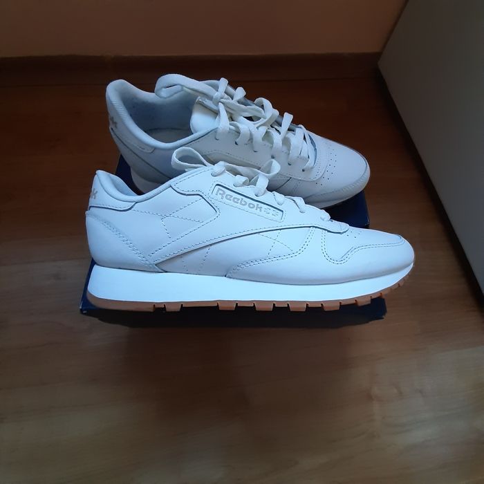 Дамски маратонки рийбок кожени, бели .В отлично състояние, са .