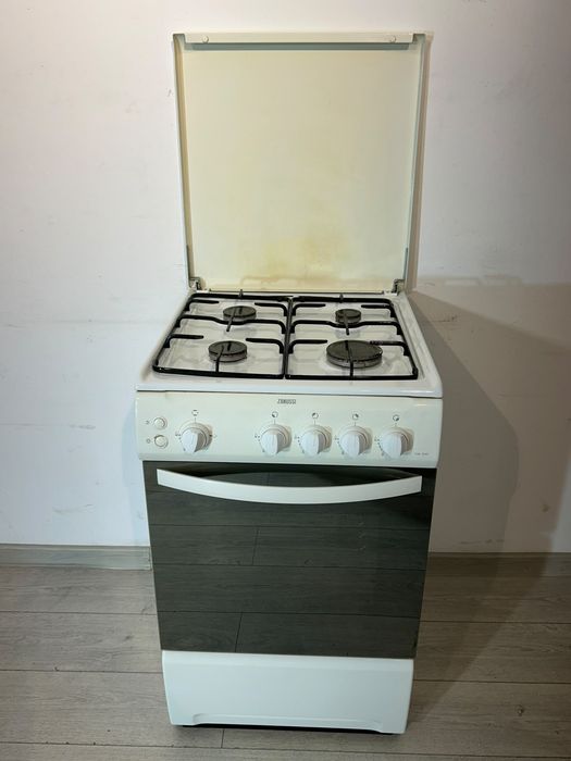Zanussi Aragaz cu 4 Arzătoare și Cuptor, Model ZCG556GW1
