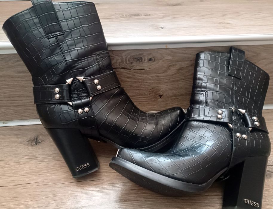 GUESS черни боти