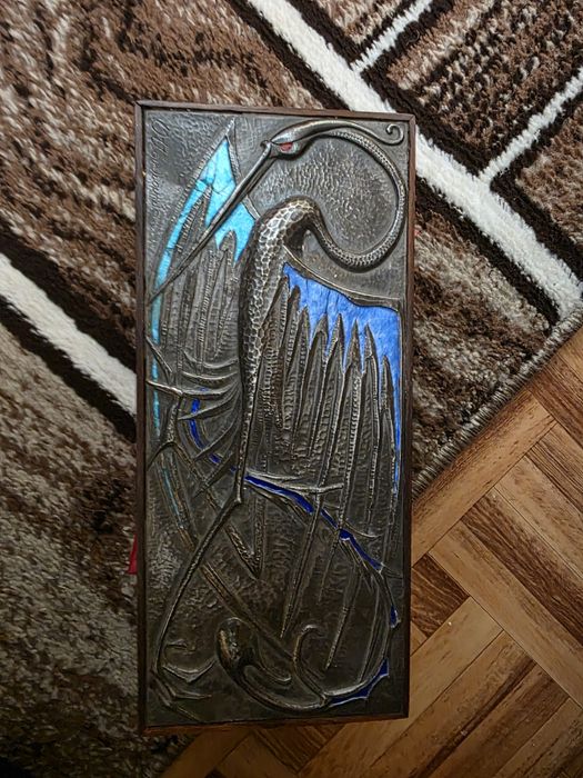 Acesta este un obiect de colecție, o cutie de lemn decorată cu argint