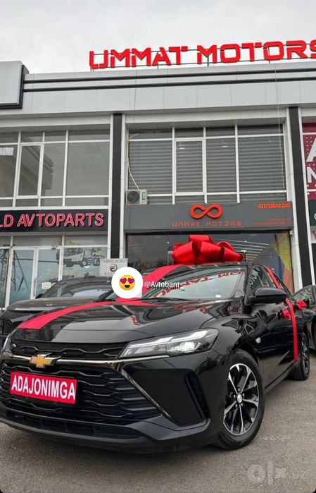 Mashinaga bantiklar nomeriga yozuv bilan, lenta, bantik