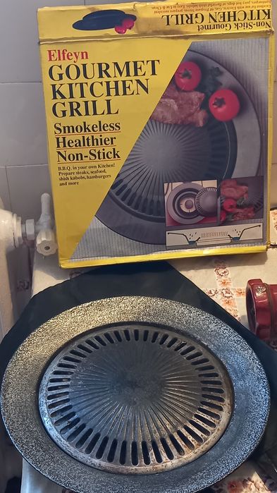 Vand grillul din imagini, stare f bună, metalic