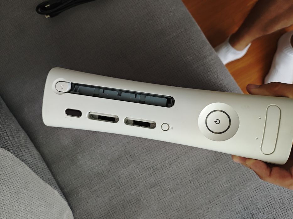 Consolă Xbox 360 Modată + 146 Jocuri + HDD 60GB + Controller original