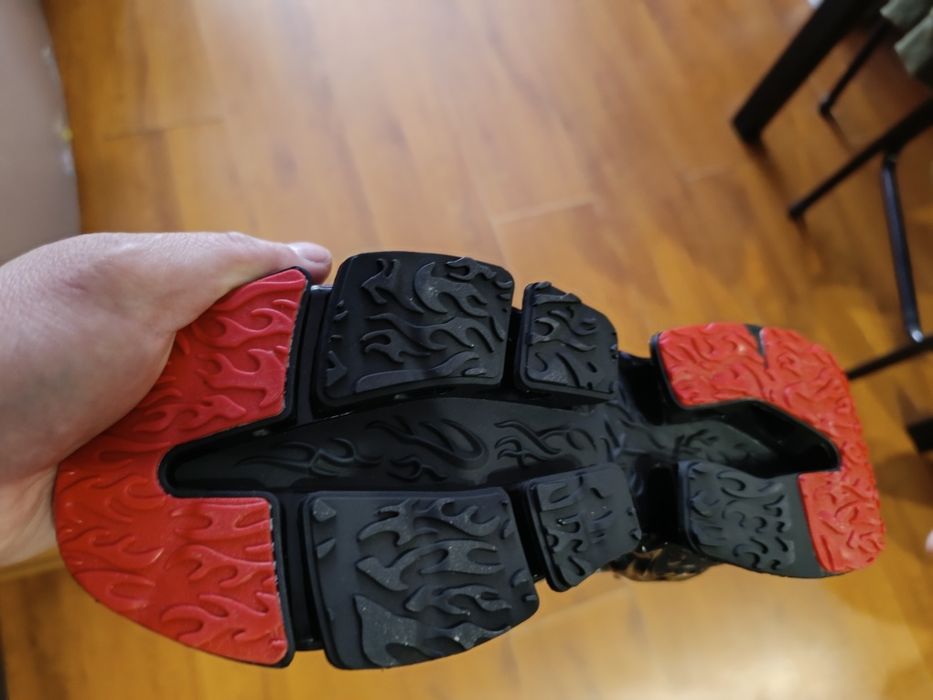 Очень стильные кроссовки. Новые. Торг приветствуется.