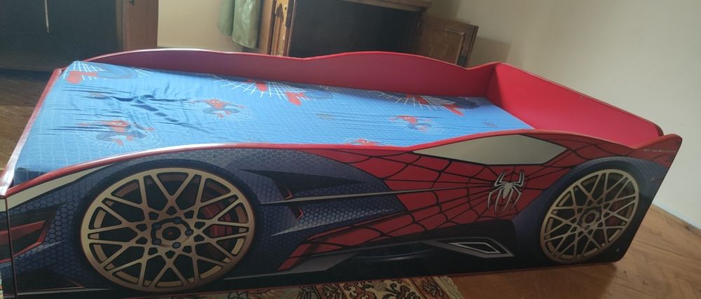 Pat tip mașina Spiderman