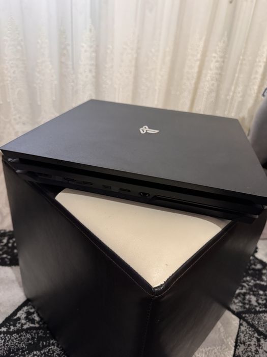Vând playstation 4 pro
