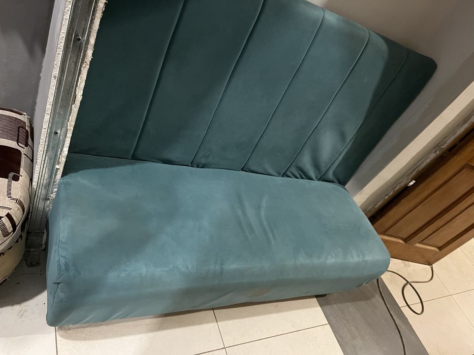 Компактный велюровый диван