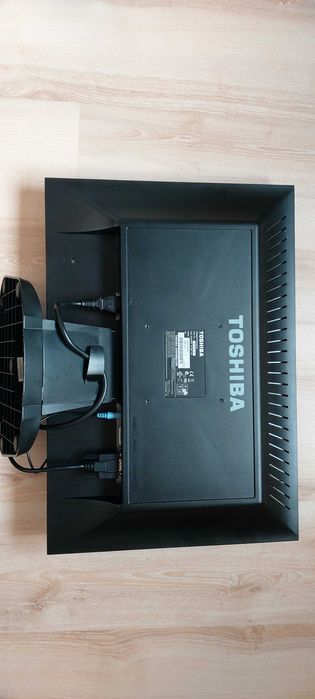 Monitor LCD Toshiba 61 cm total /22" /2 boxe / 3 cabluri /IMPECABIL!
