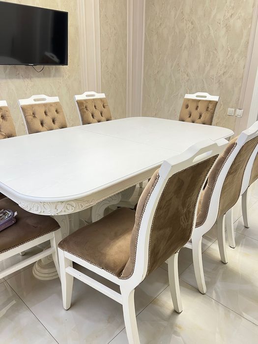 Стол и стулья из дерева