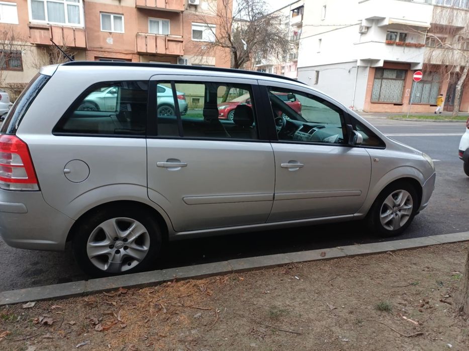Persoana  fizica  vand Opel Zafira
