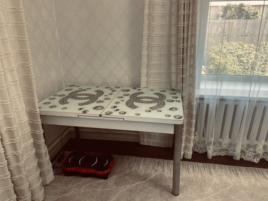 Продам стол стеклянный
