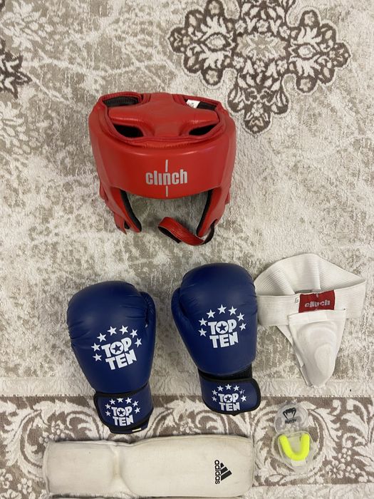 Шлем перчатки боксерские