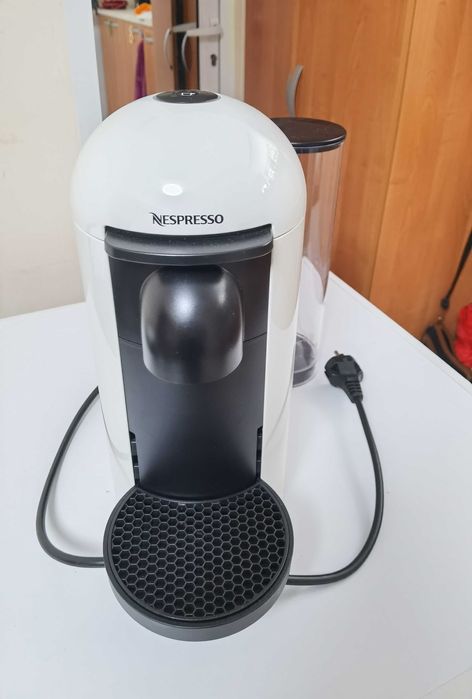 Кафемашина с капсули Nespresso VERTUO Plus GCB2