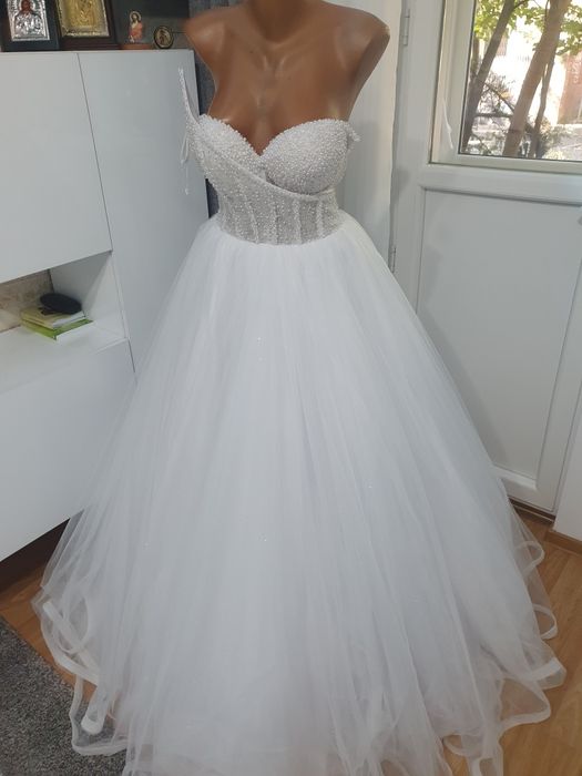 Rochie mireasa , tip prințesă .Arata impecabil!!