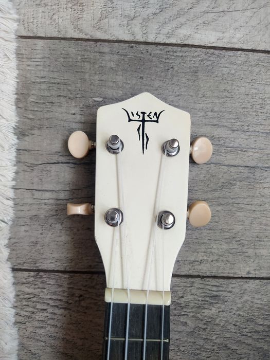 Продается укулеле в отличном состояний