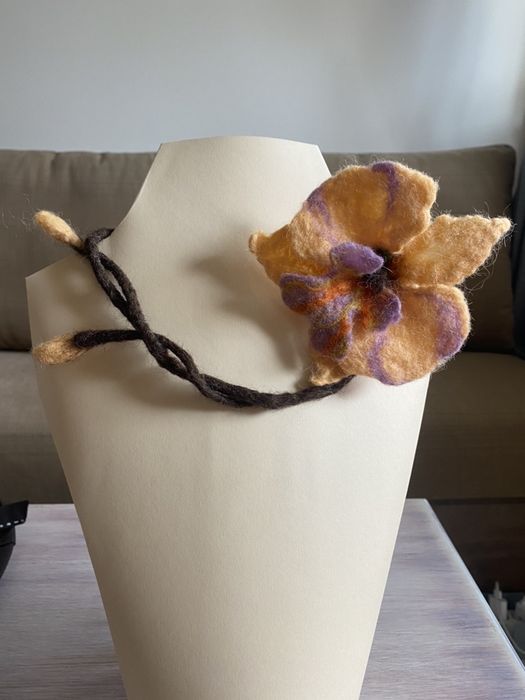 Ръчно озработени украшения от естесвена вълна