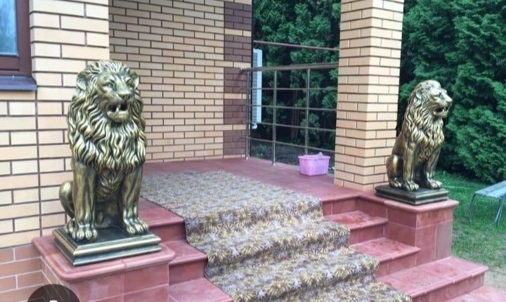 Скульптура королевского льва.Золото